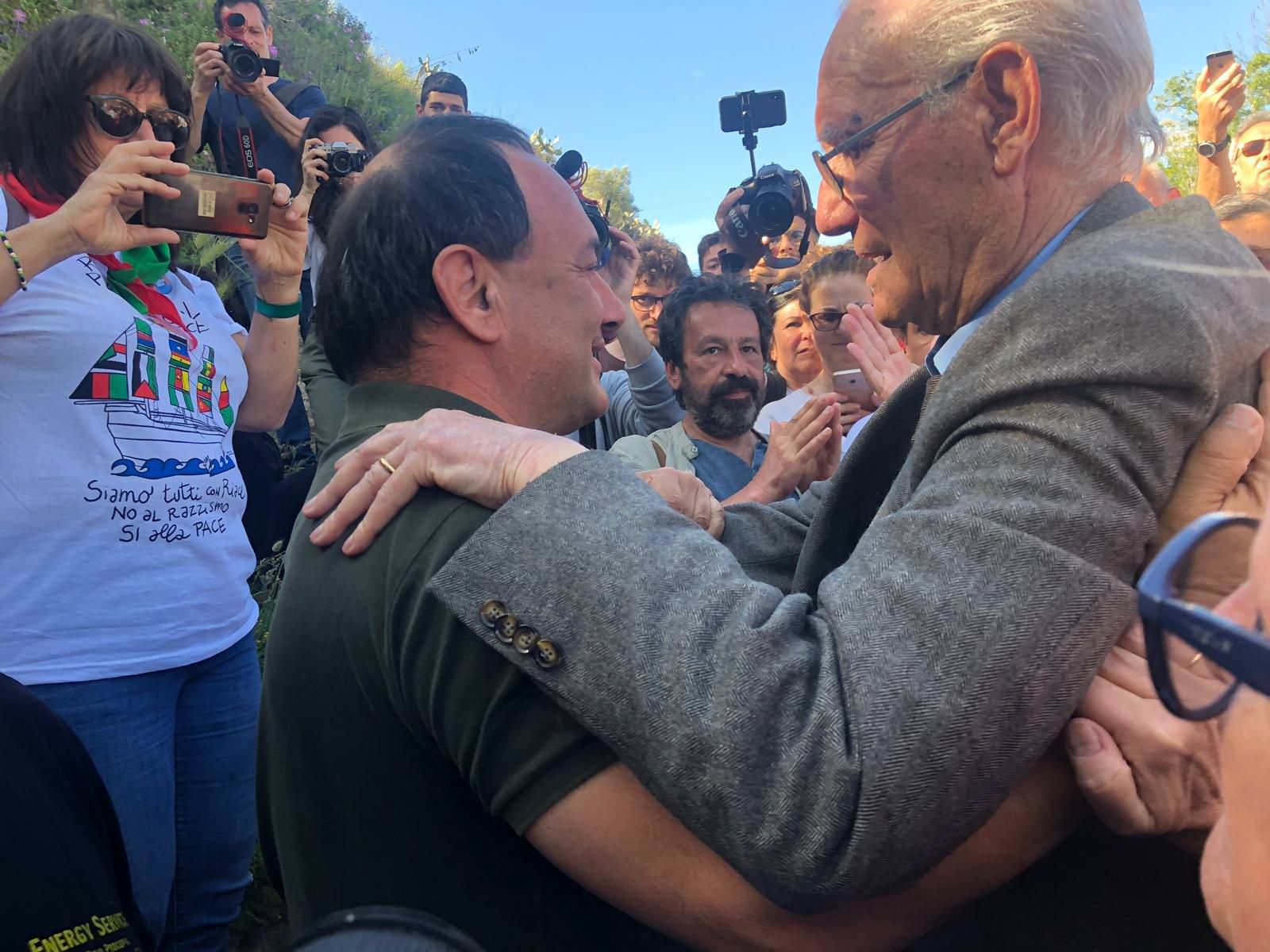 Il popolo di Riace abbraccia Lucano (fuori dal paese) – FOTO