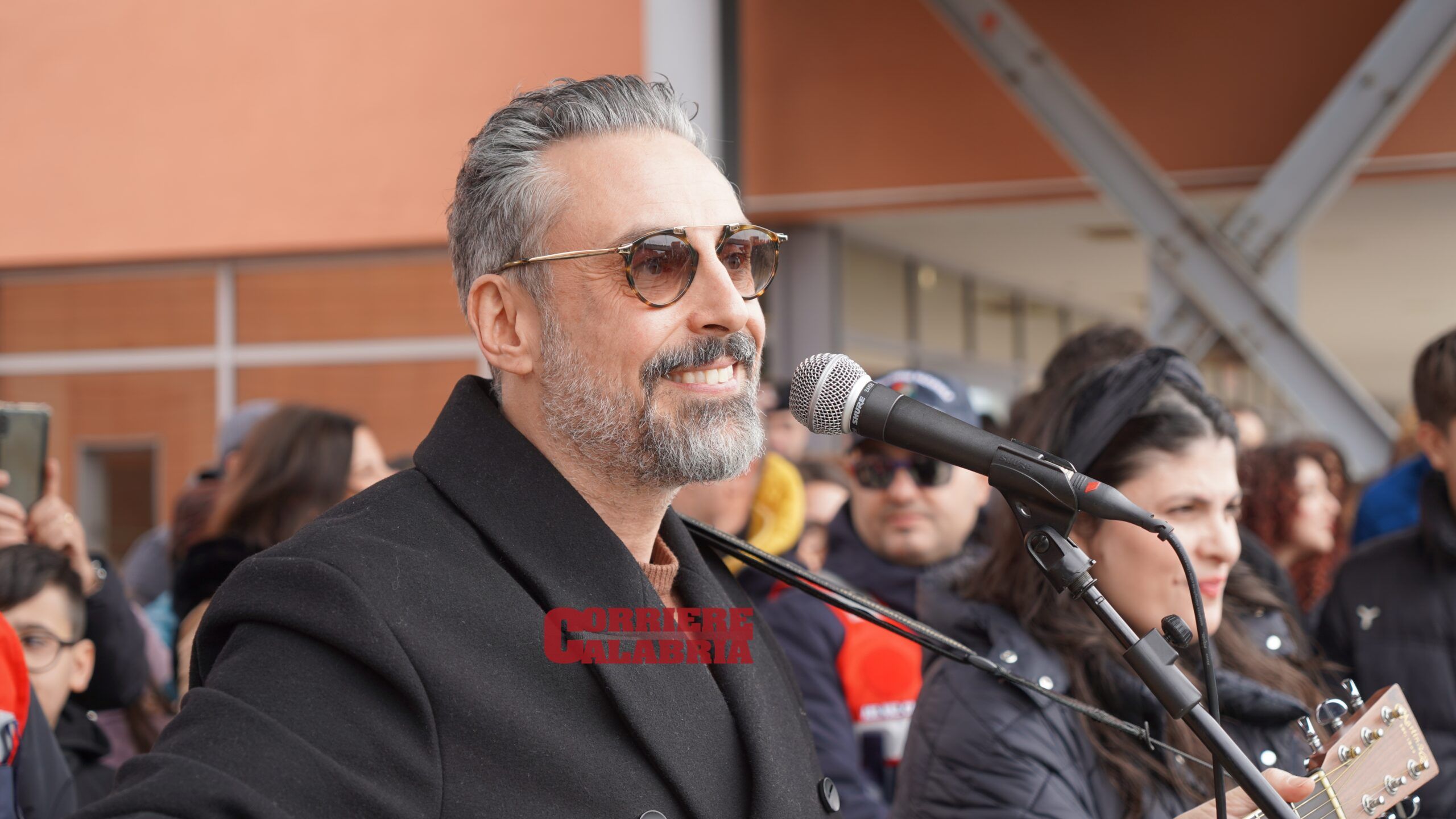 Brunori Sas torna in Calabria. Il momento più bello di Sanremo? «L’abbraccio con Fiammetta che mi dice sei un eroe»