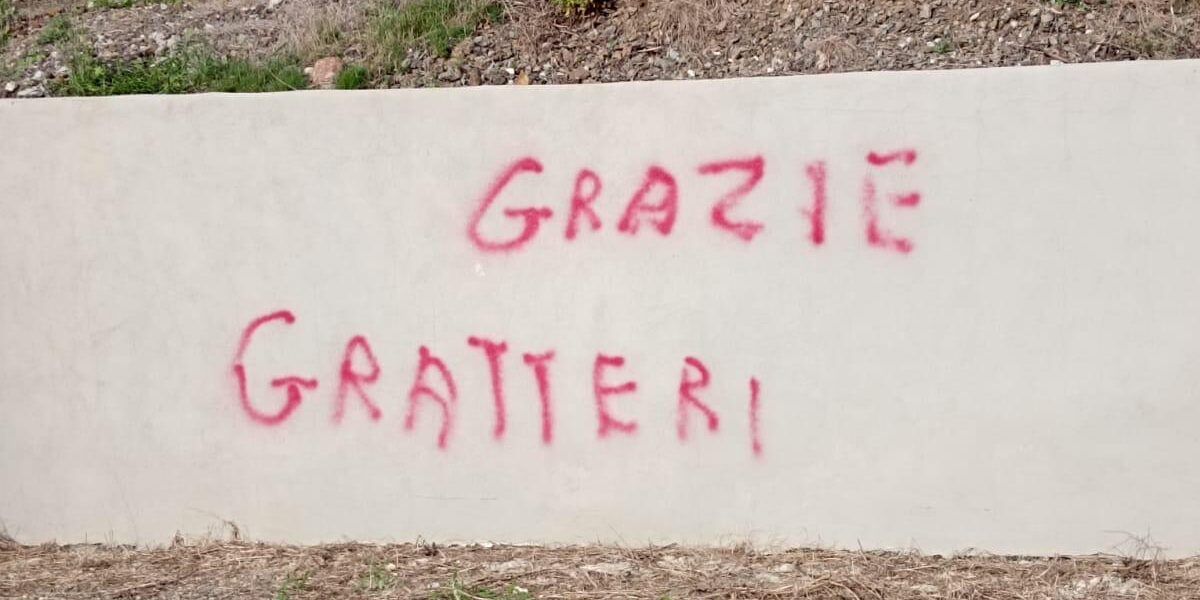 San Lucido, dopo gli arresti di maggio appaiono le scritte «Grazie Dda», «Grazie Gratteri» – FOTO