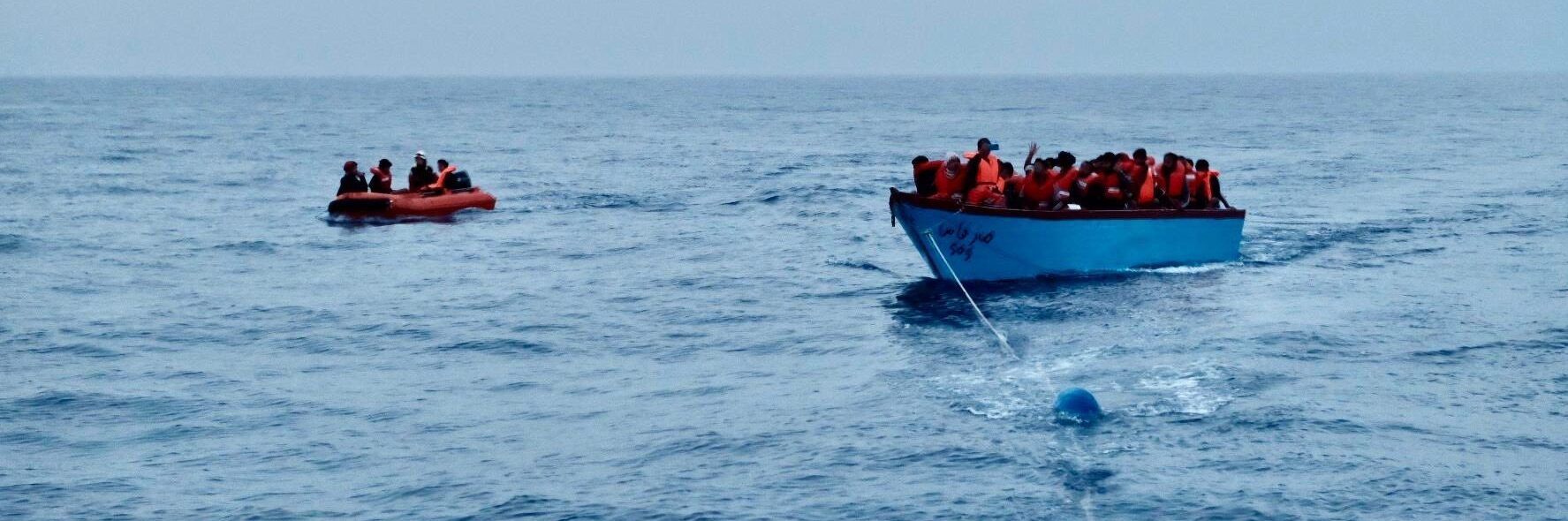 Soccorsi 51 migranti, a bordo 10 cadaveri