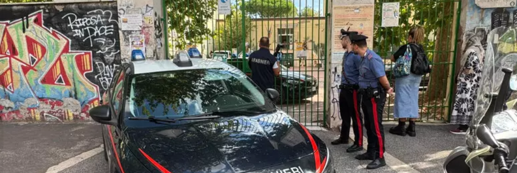 Spray urticante e poi una coltellata alla prof: fermato 13enne