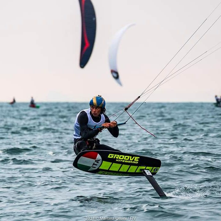 Flavio Ferrone del Circolo Velico Santa Venere è campione di kitefoil