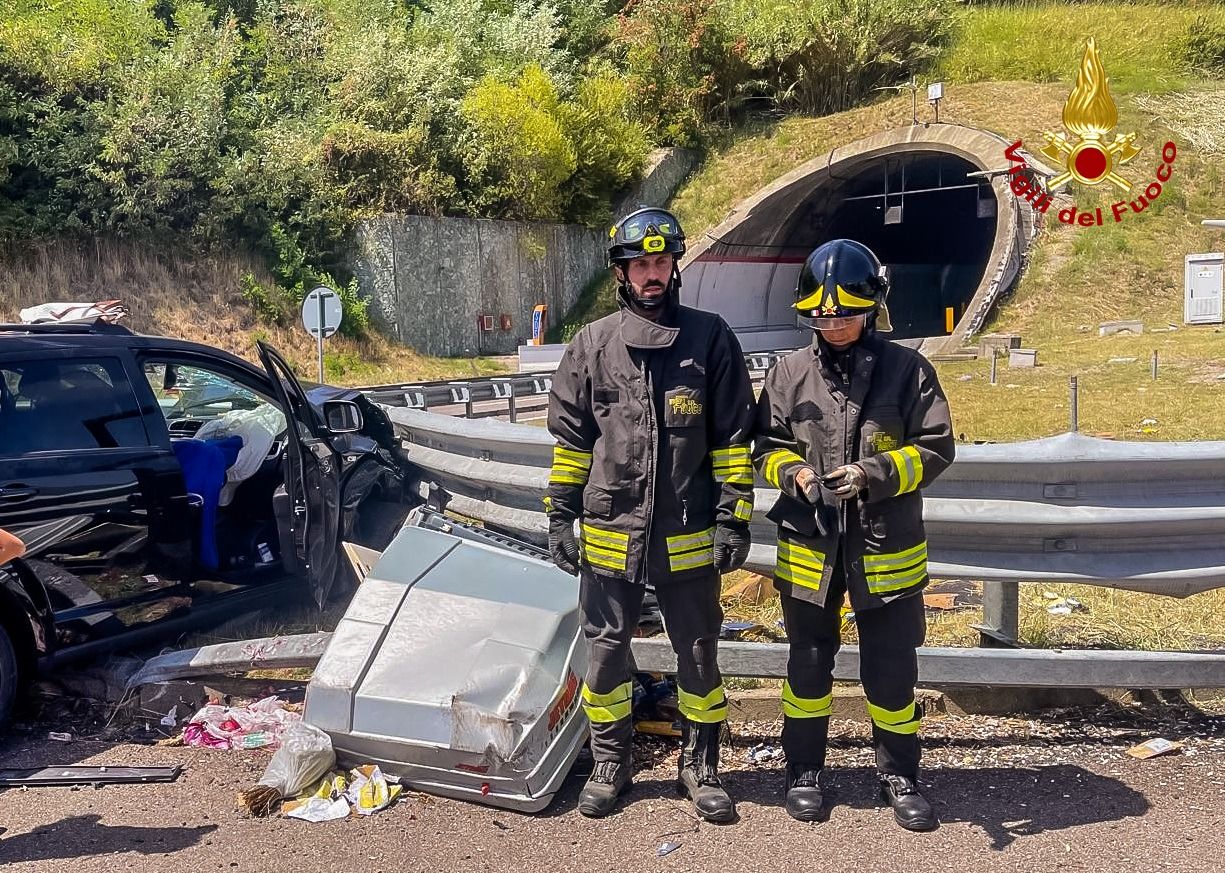 Cosenza: incidente stradale in A2, tre feriti
