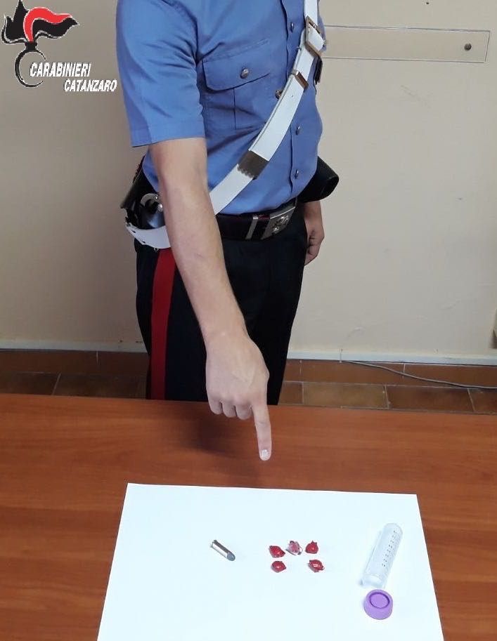 Coca e munizioni in officina, un arresto a Davoli
