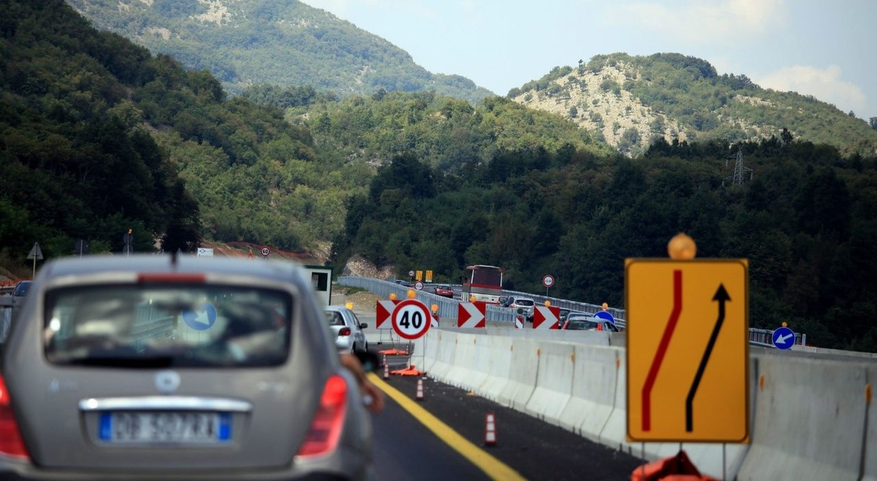 Incidente sul lavoro, morto un operaio in un cantiere sull’A2