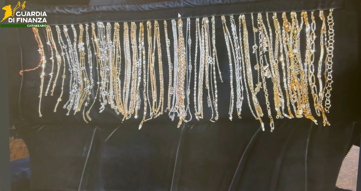 Soverato, blitz della Gdf in un “Compro oro”: sequestrati preziosi per 800mila euro – VIDEO