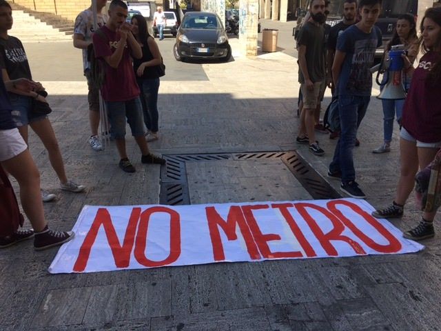 Cosenza, protesta “No metro” a Palazzo dei Bruzi