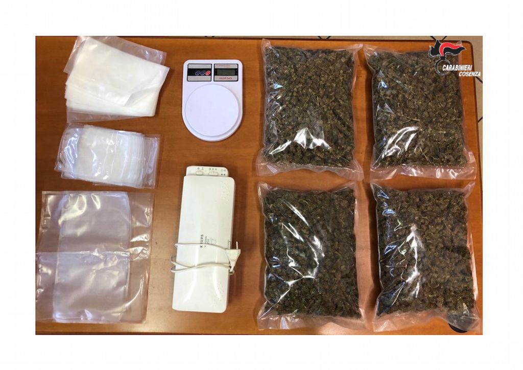 Arrestato dopo un inseguimento con due chili di marijuana in auto