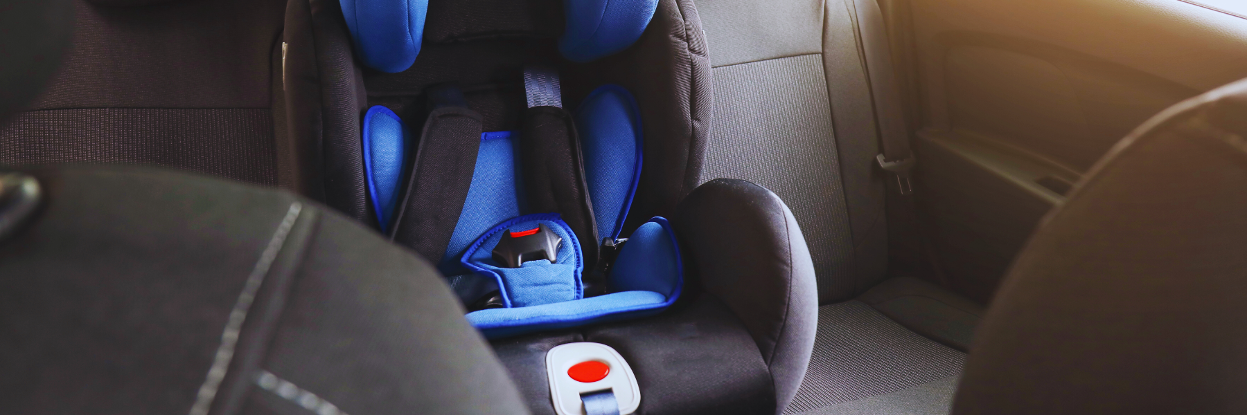 Lascia in auto la figlia sotto il sole per fare shopping: denunciata