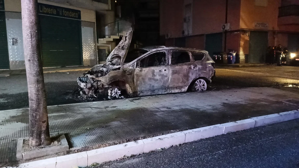 Auto distrutta dalle fiamme nella notte a Corigliano Rossano