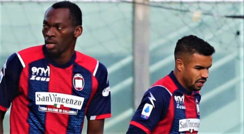 Crotone, dopo la firma di Modesto si pensa alla cessioni. Simy e Messias piacciono a tutti