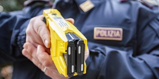 Aggredisce il padre per soldi: primo arresto con taser a Crotone