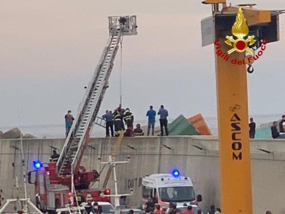 Catanzaro, 15enne scivola nel vuoto fra gli scogli: salvato dai vigili del fuoco