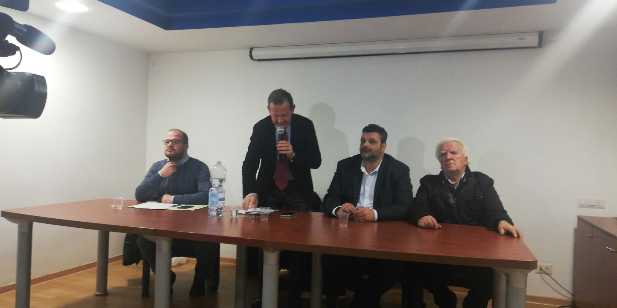 Lo scontro nel Pd finisce a carte bollate. Le federazioni "ribelli" ricorrono al Tar