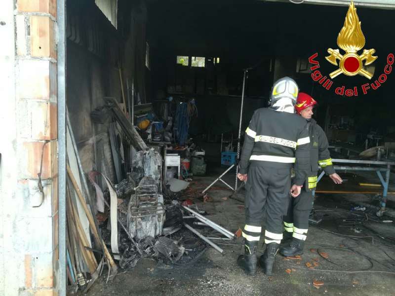 Vibo, in fiamme un magazzino