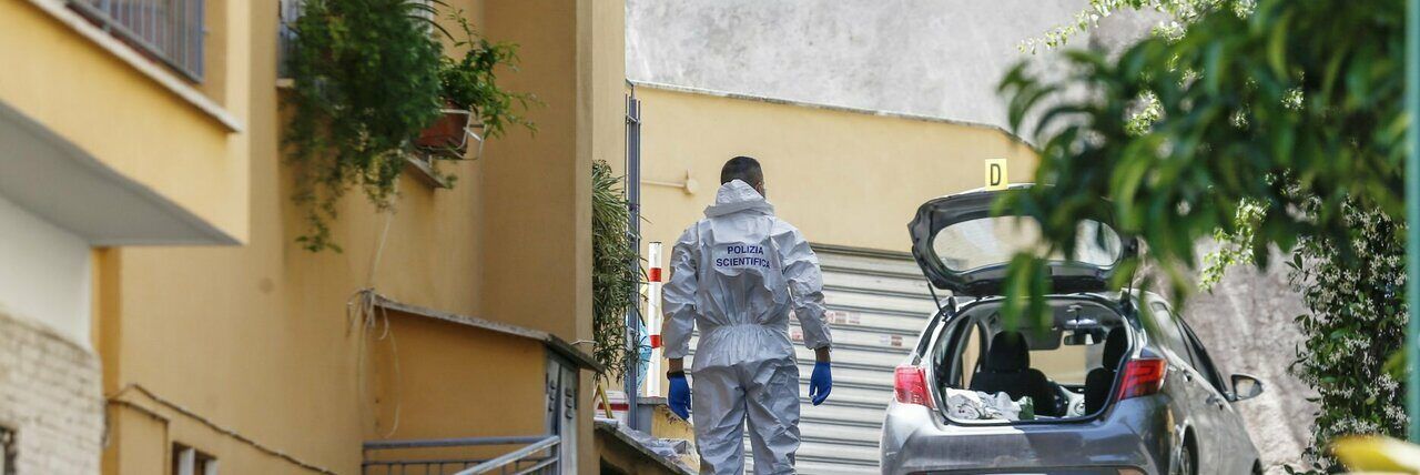 In coma dopo un volo dalla finestra, le accuse agli agenti: «Lo hanno buttato giù»