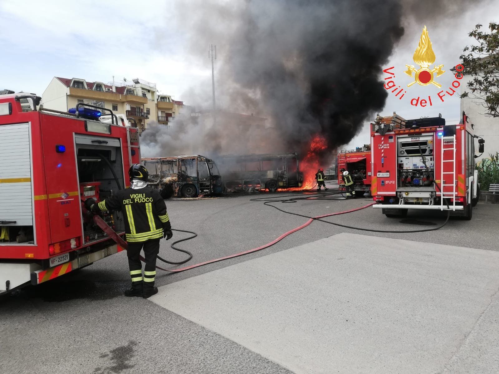 Distrutti da un incendio due autobus delle Ferrovie della Calabria – VIDEO