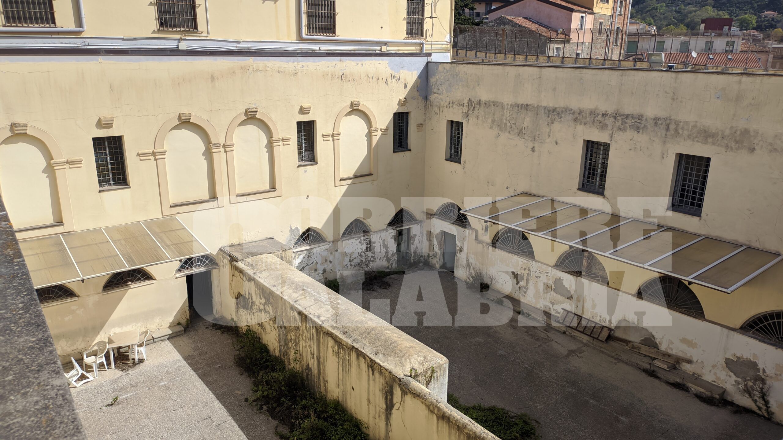 Da monastero a edificio svuotato nel silenzio assordante: viaggio nell’ex carcere di Lamezia – FOTO E VIDEO