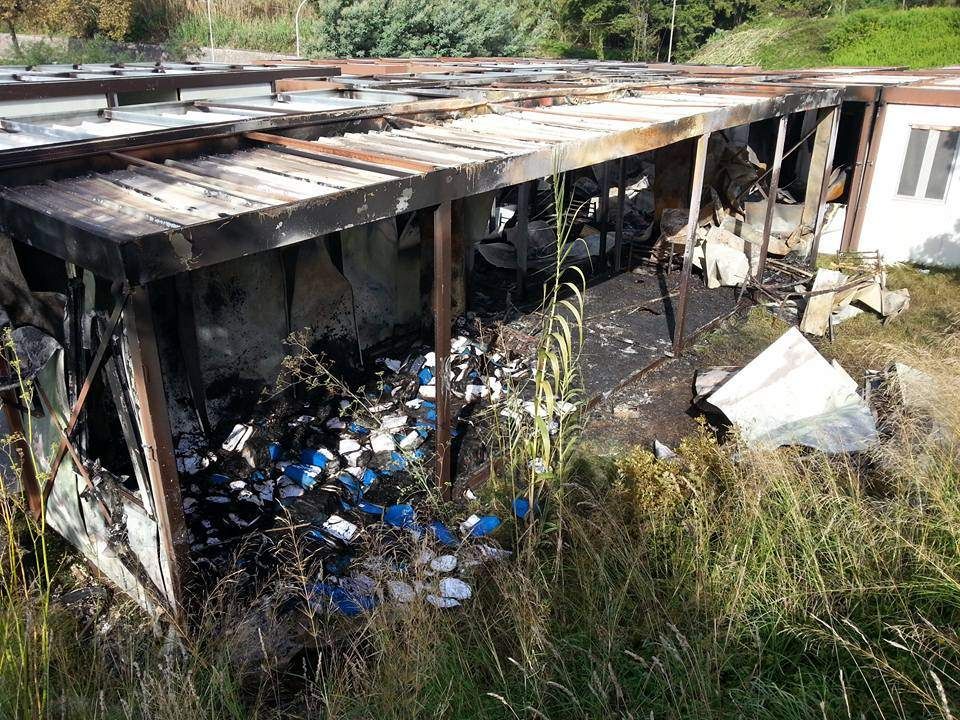 Lamezia, incendiati 5 container destinati alla Caritas – VIDEO