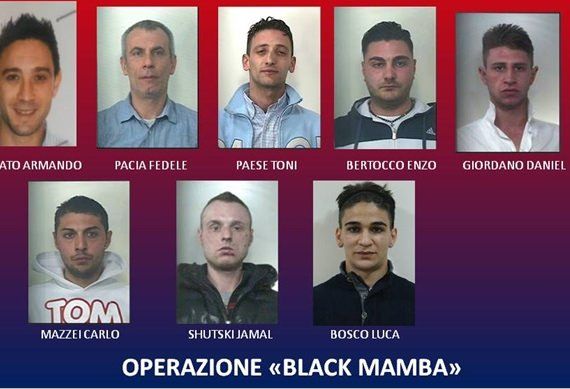 Acquistavano la droga lanciata dal balcone