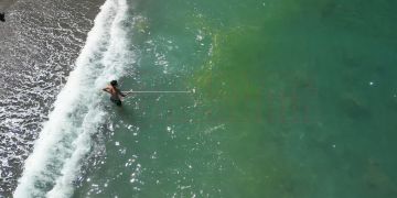 Dai droni ai campionamenti, Arpacal sorveglia il mare di Falerna. «Alghe riportate in superficie dalla mareggiata» – FOTO E  VIDEO
