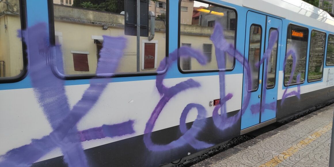 Ferrovie della Calabria, vandalizzato un vagone a Catanzaro