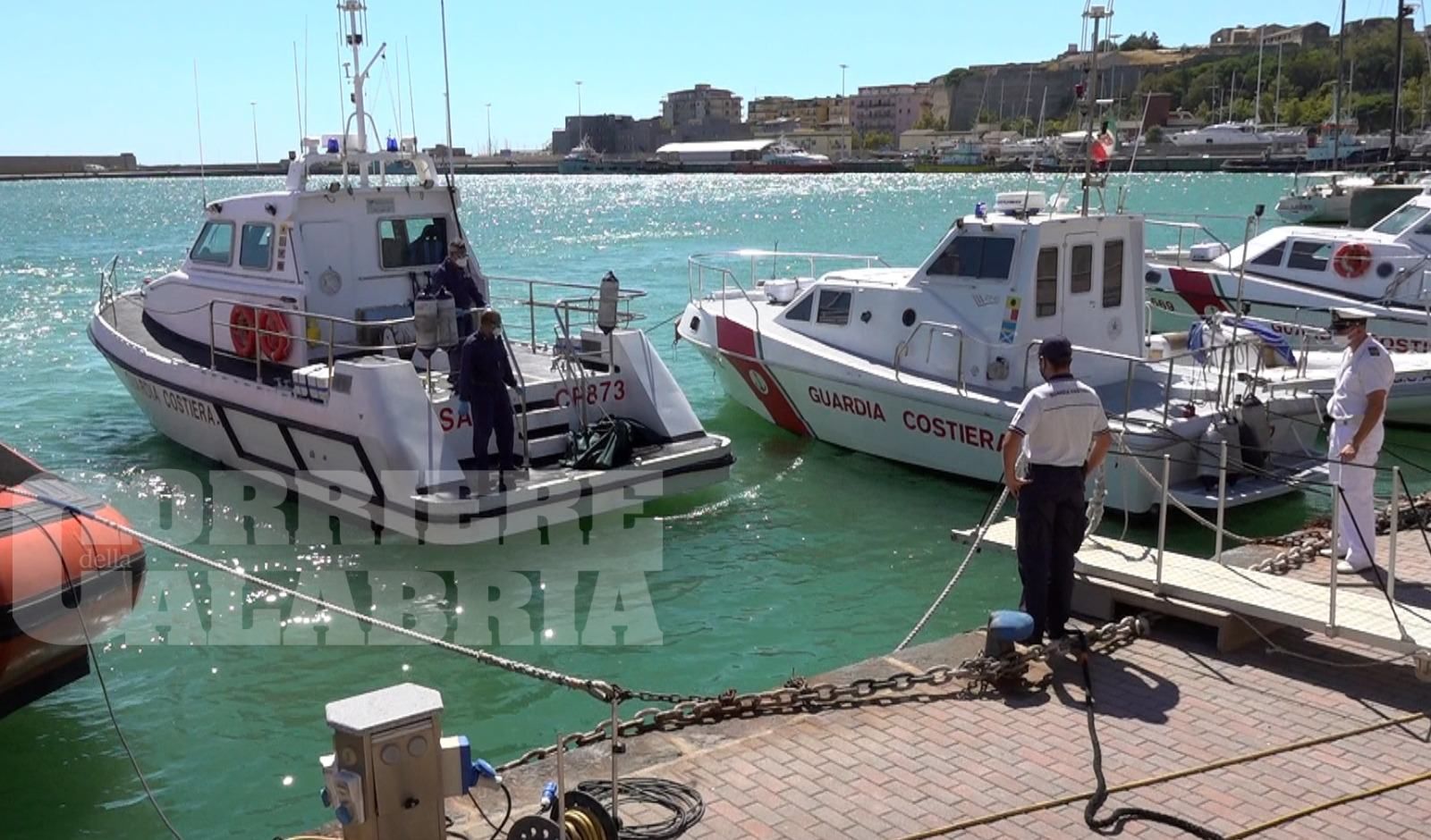 Crotone, sono 4 i migranti morti a bordo della nave in fiamme – VIDEO
