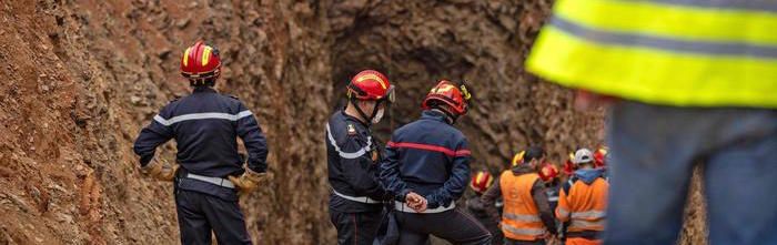 Bimbo intrappolato da cento ore, soccorritori nel tunnel
