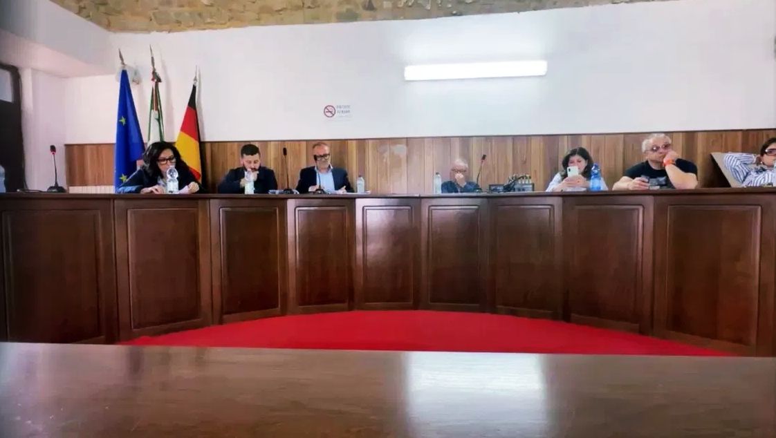 Mandatoriccio, sfiduciato il sindaco Grispino