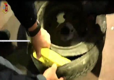 Oltre 5 kg di cocaina nella ruota di scorta, 35enne arrestato a Catania