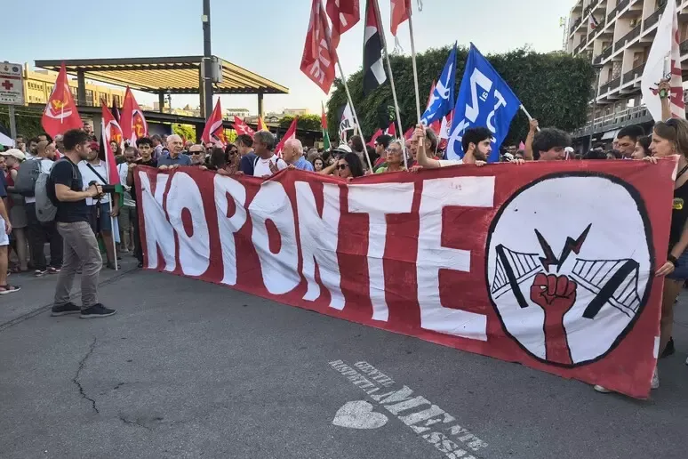 A Messina sfilano i “No Ponte”, duemila persone in piazza