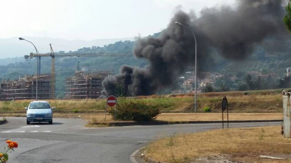 «Basta con i roghi nel campo rom di Scordovillo»