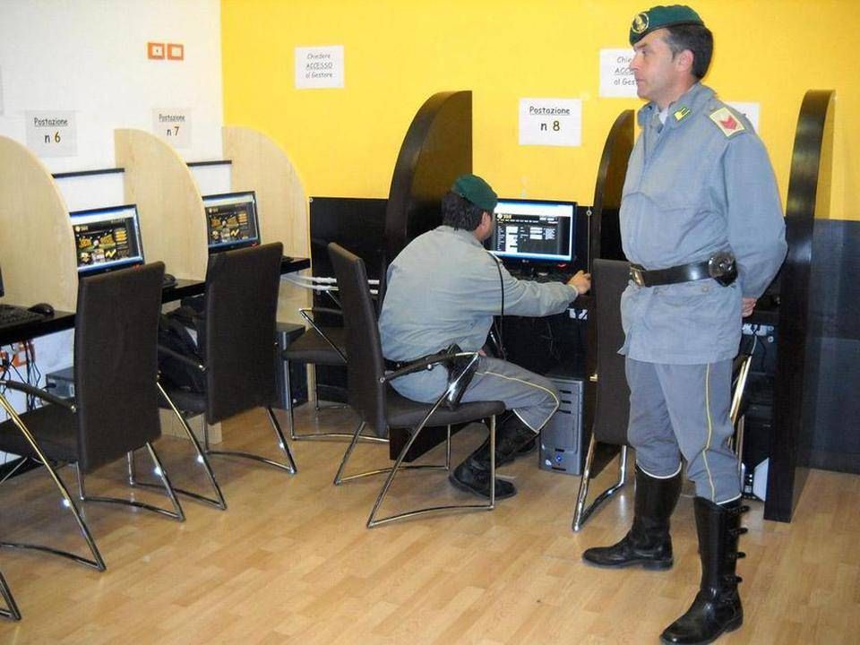 Vibo, sequestrato centro scommesse clandestino