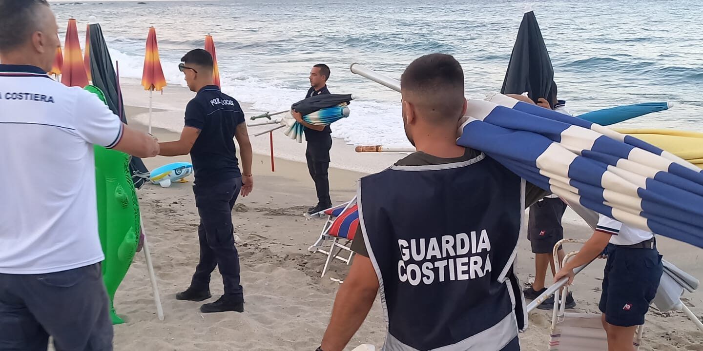 “Mare Sicuro”, Costa degli Dei al setaccio: sequestrate numerose attrezzature balneari fuori norma
