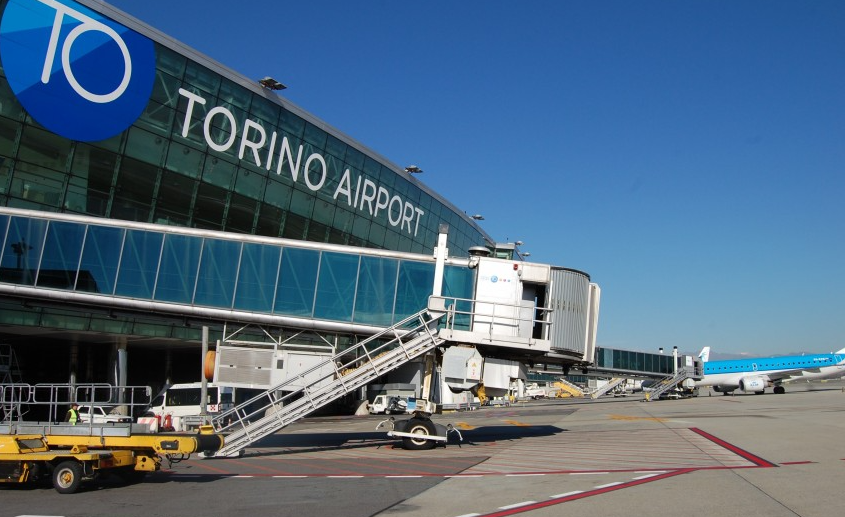 Ha un malore a bordo del volo Torino-Lamezia, morto un 35enne