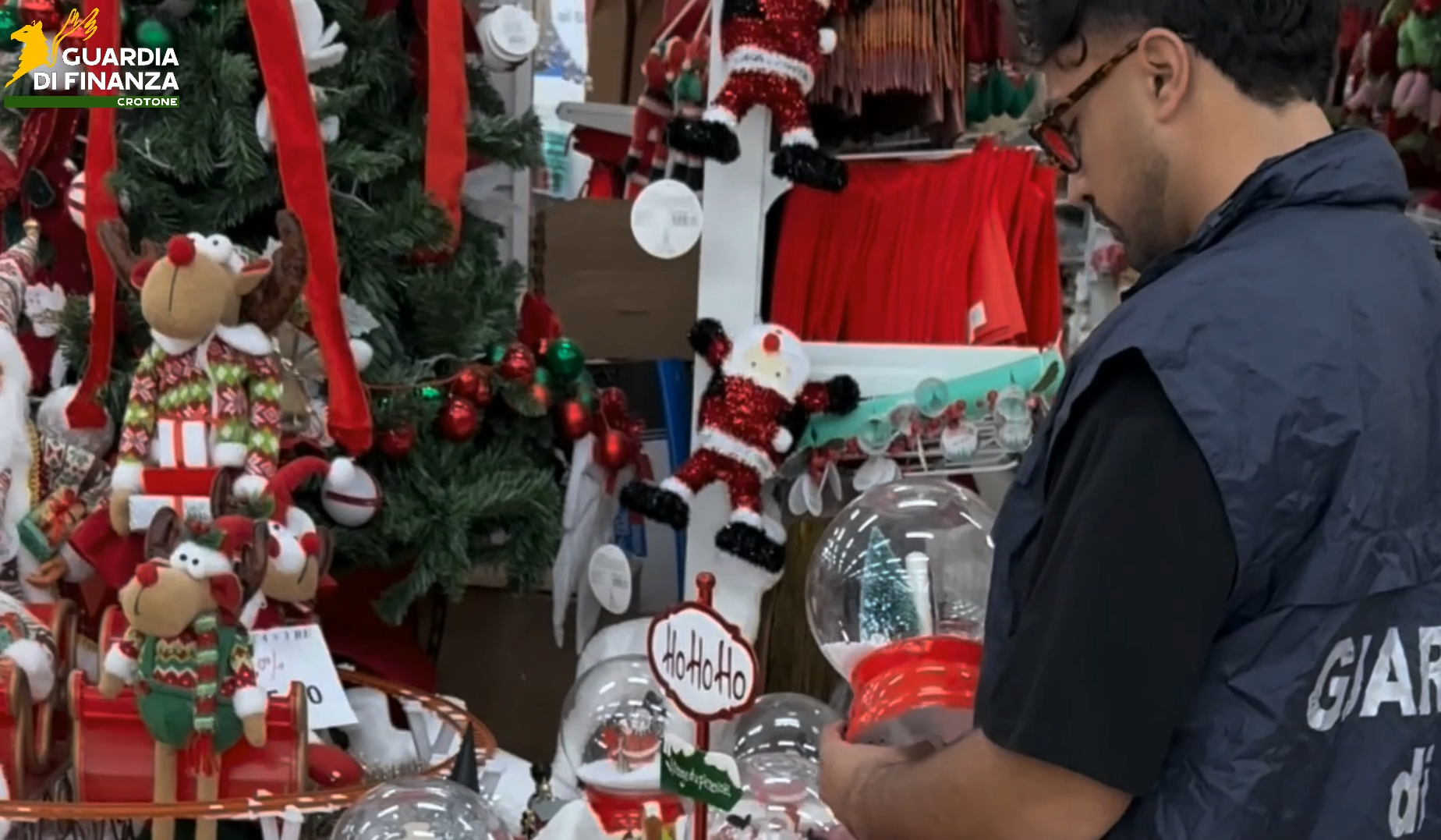 Sticker, addobbi e luci senza marchio CE: scatta il sequestro a Crotone – VIDEO