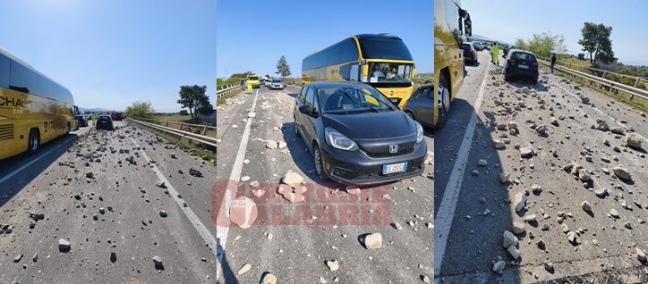 SS106, un camion perde il carico: paura per gli automobilisti – VIDEO