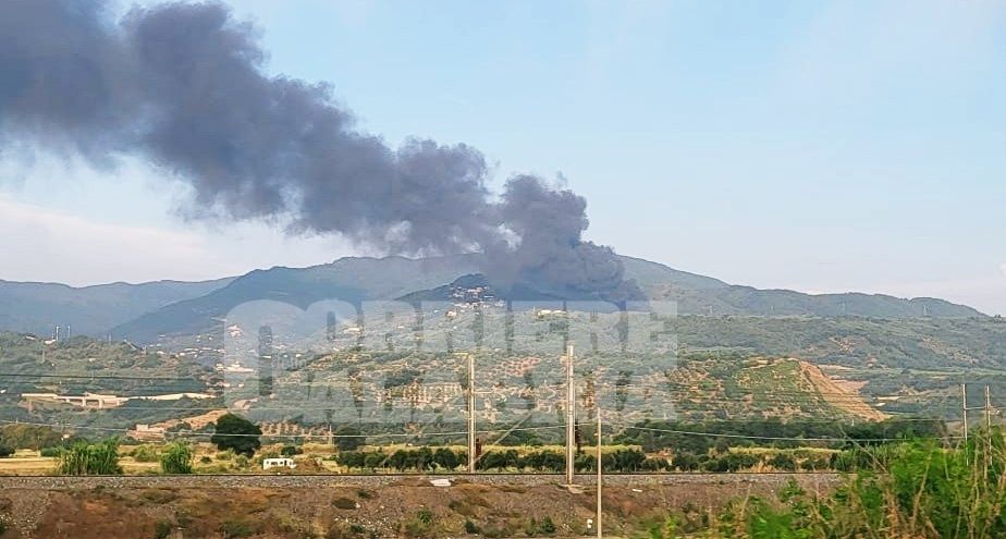 Un boato e una nube di fumo nera: a fuoco la cantina Odoardi a Nocera Terinese – VIDEO