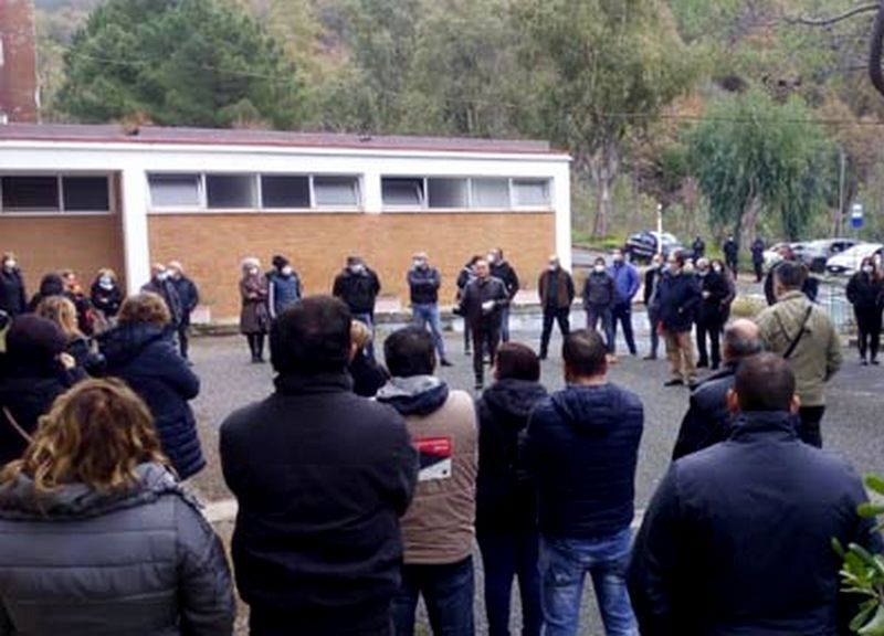 Terme Luigiane, i dipendenti occupano lo stabilimento