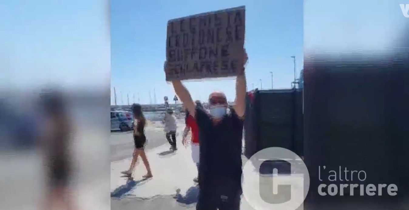 Salvini a Crotone, la denuncia del M5S: «Ha esposto una nostra attivista alla gogna mediatica»