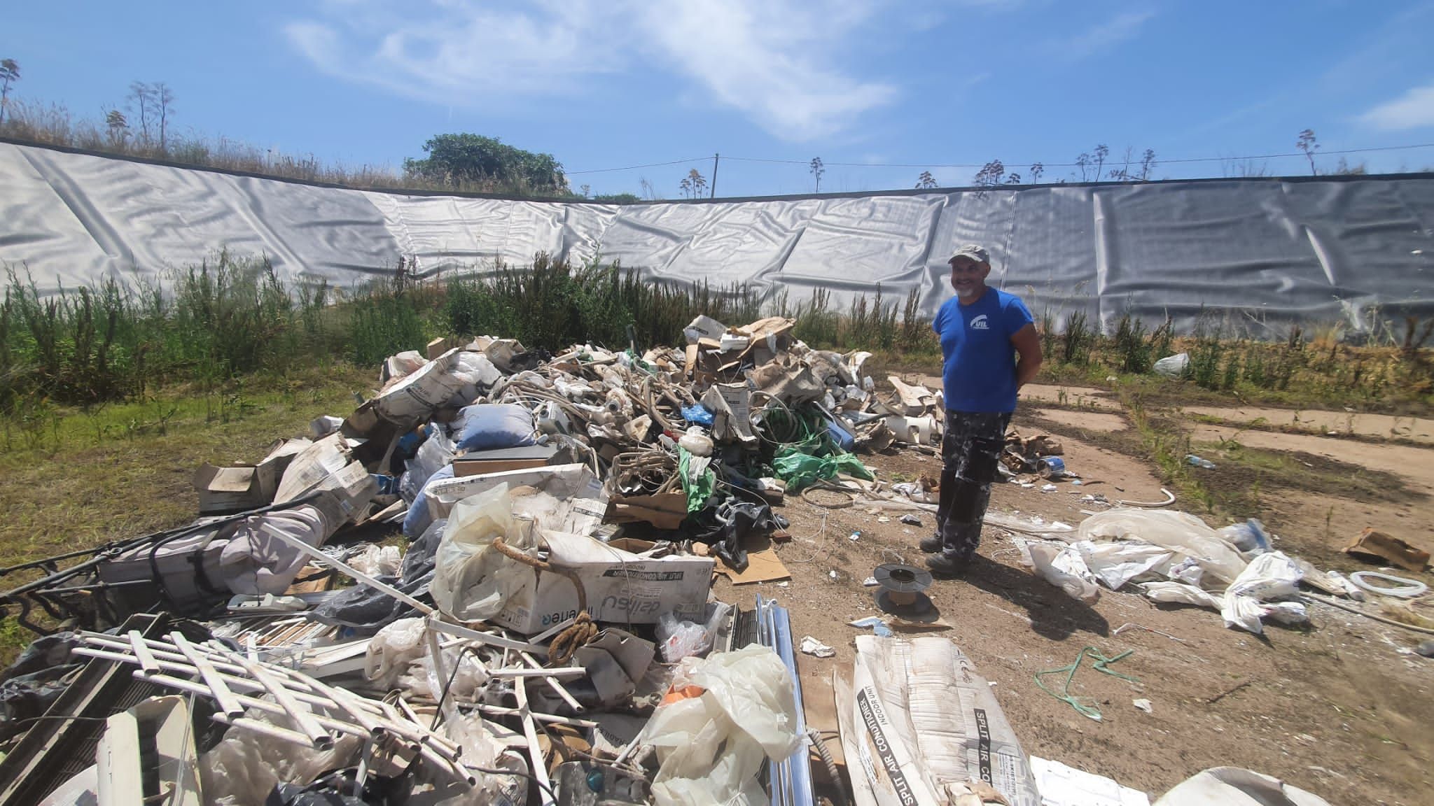 Rifiuti speciali nella vasca per l’acqua irrigua di Isola: Consorzio di bonifica sporge denuncia