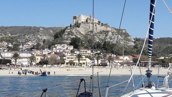 Migranti, 20 minori in hotel a Roccella: i 5 contagiati in isolamento