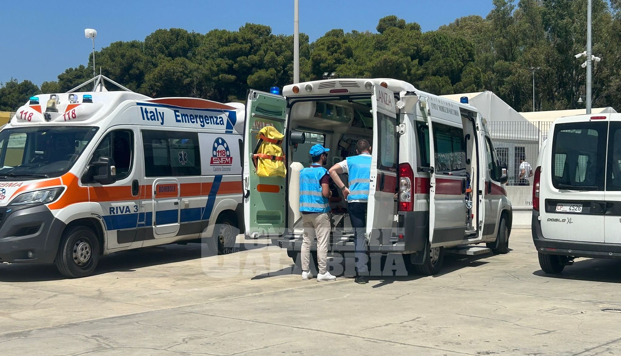 Tragedia in mare al largo della Calabria, probabile esplosione a bordo dell’imbarcazione