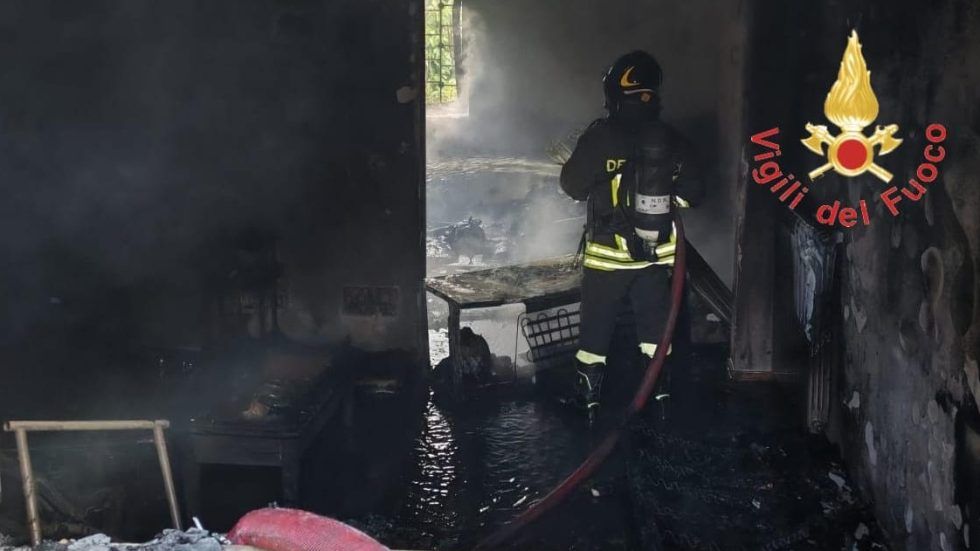 Scoppia incendio in un’abitazione, intossicate due persone