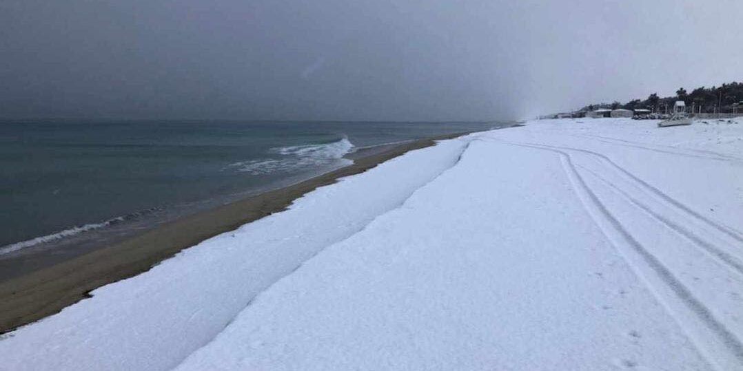 Dalla montagna alle coste, la Calabria si sveglia innevata – FOTO E VIDEO
