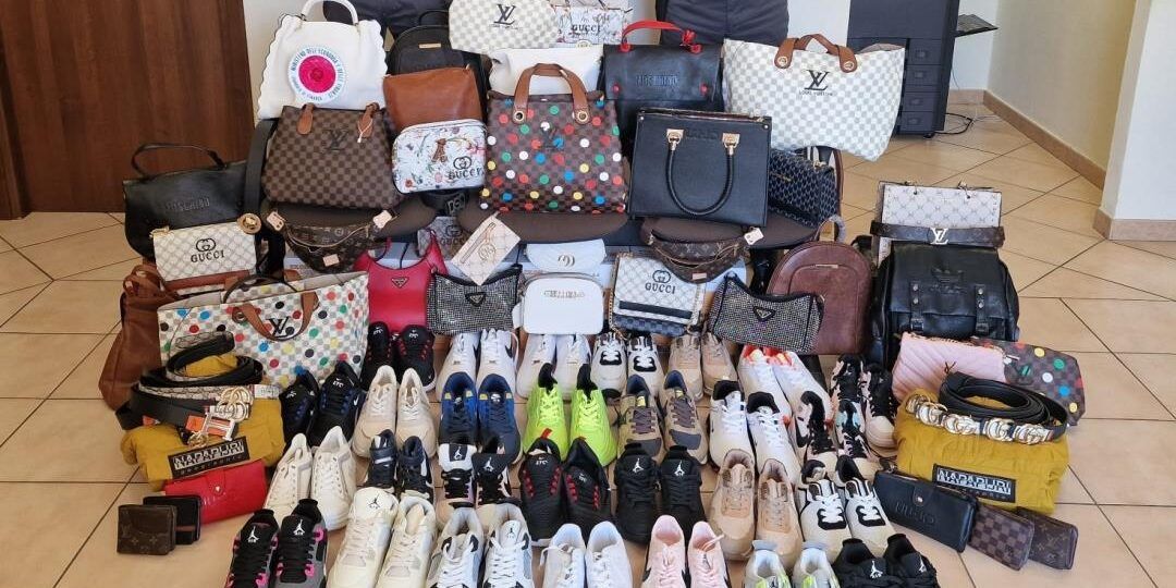 Sequestrati 900 prodotti contraffatti a Soverato: cinque persone denunciate