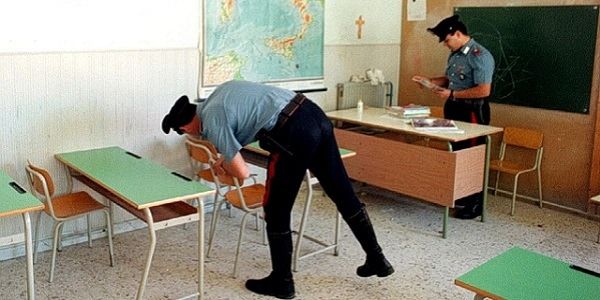 Minacce e percosse su bambini delle elementari, sospesa docente