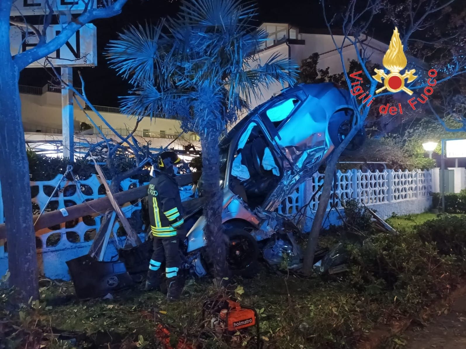 Auto sbatte contro due alberi a Praia: morto il conducente