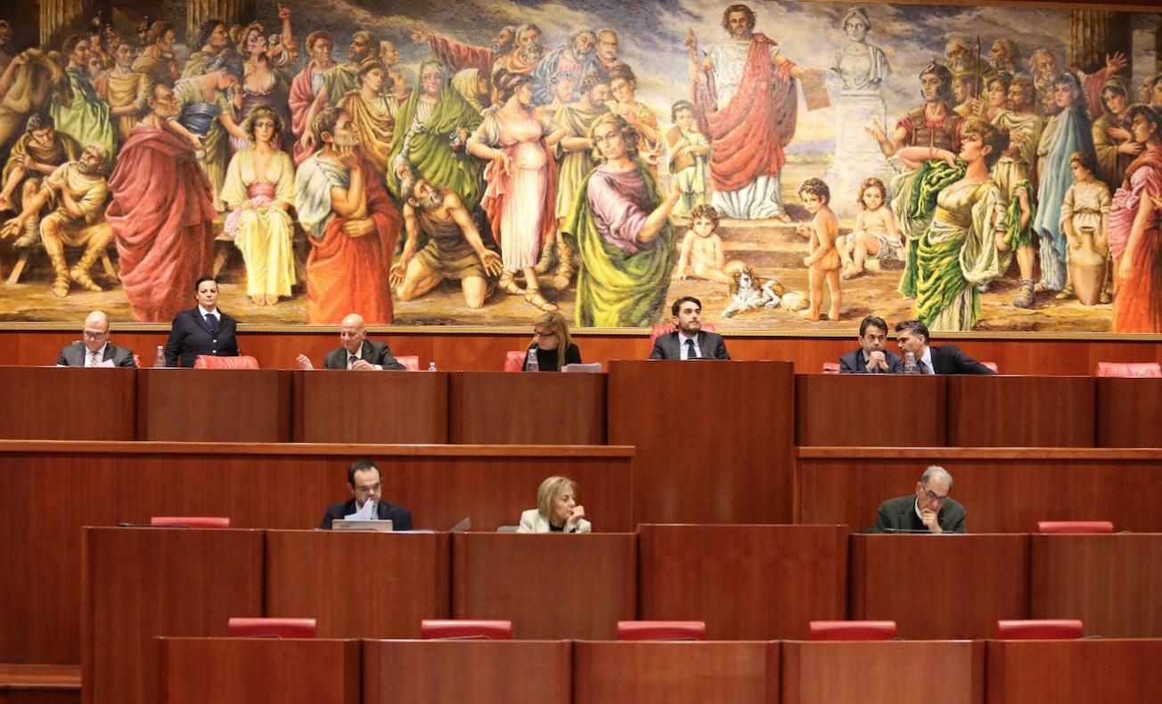 La maggioranza (in trasferta a Roma) snobba il Consiglio