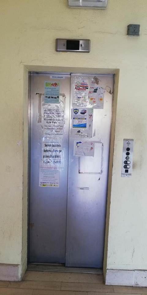 Paziente muore all'ospedale di Locri, il sindaco: «Ascensori guasti, è una vergogna»